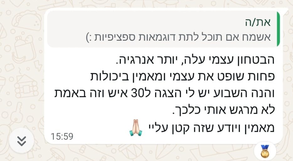 לקראת הצגה מול 30 איש והפעם הוא כבר יודע שזה קטן עליו