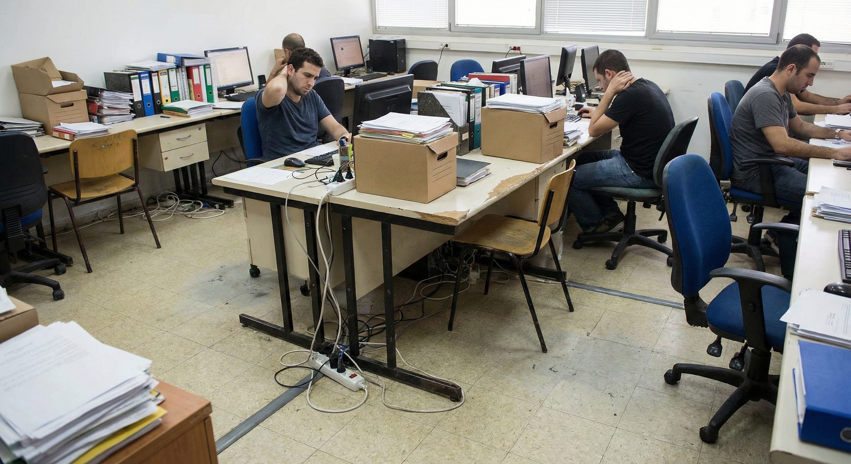 משרד מבולגן וצפוף