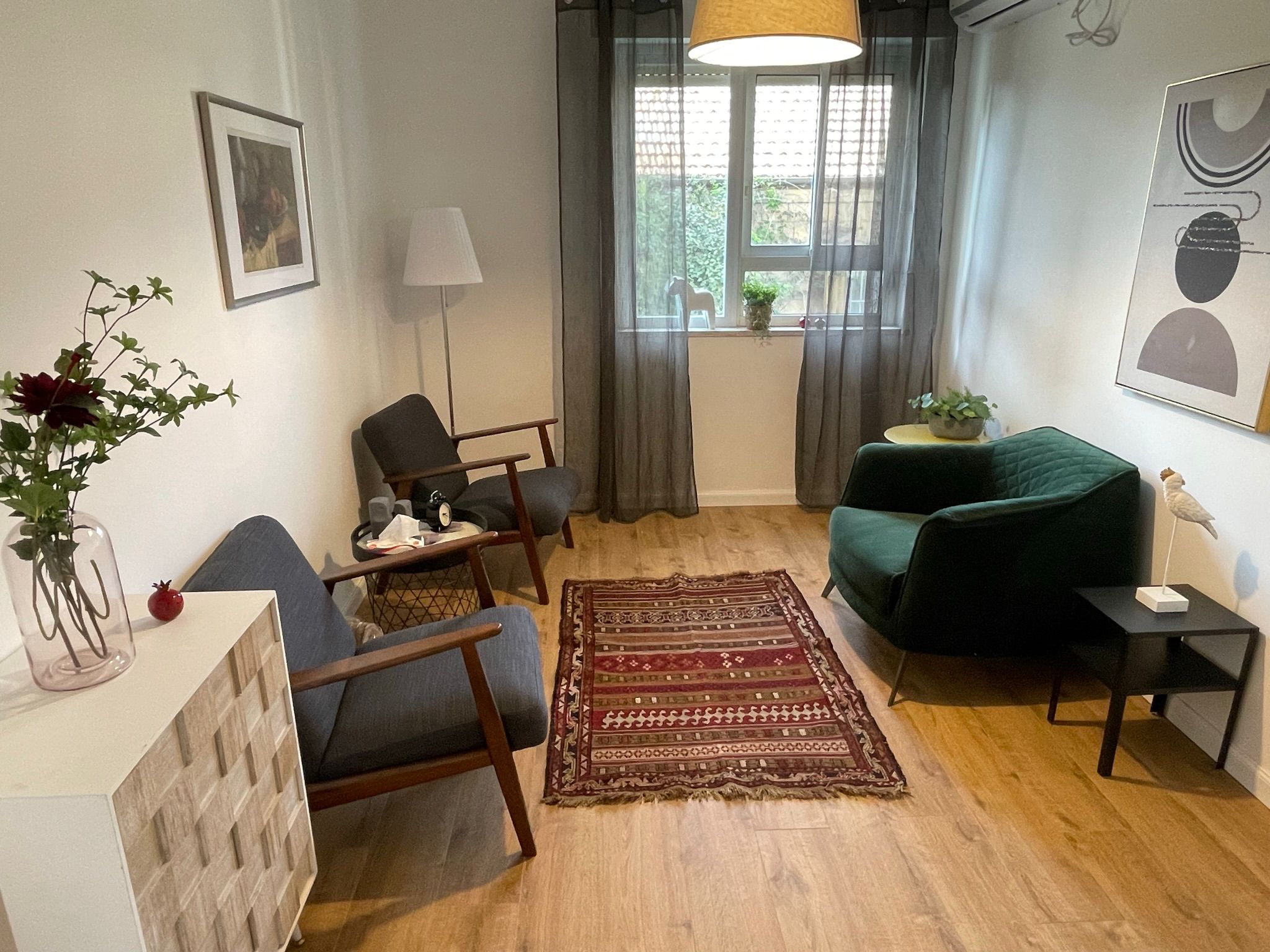 תמונה של חדר הטיפולים עם שתי כורסאות