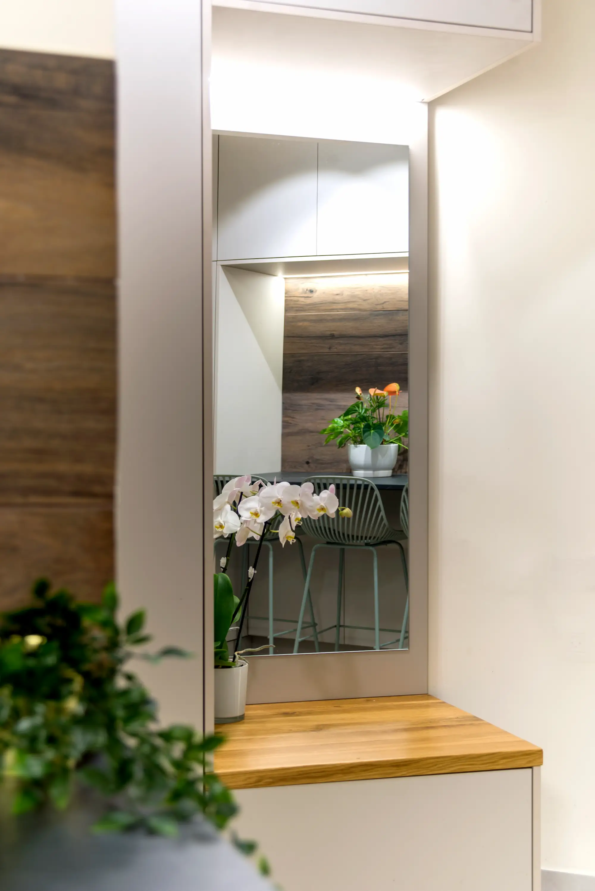 סלון בר בתאורה חמה עם ספה וקמין