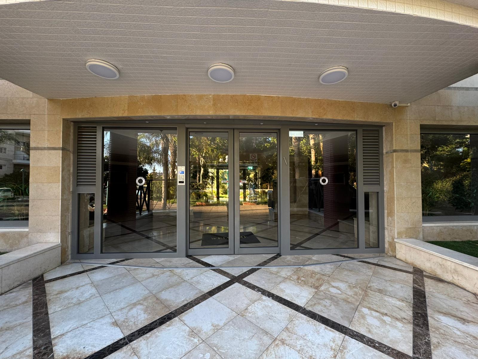 דלת כניסה לבניין