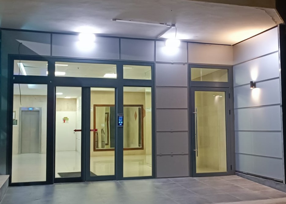 דלת אלומיניום שחורה