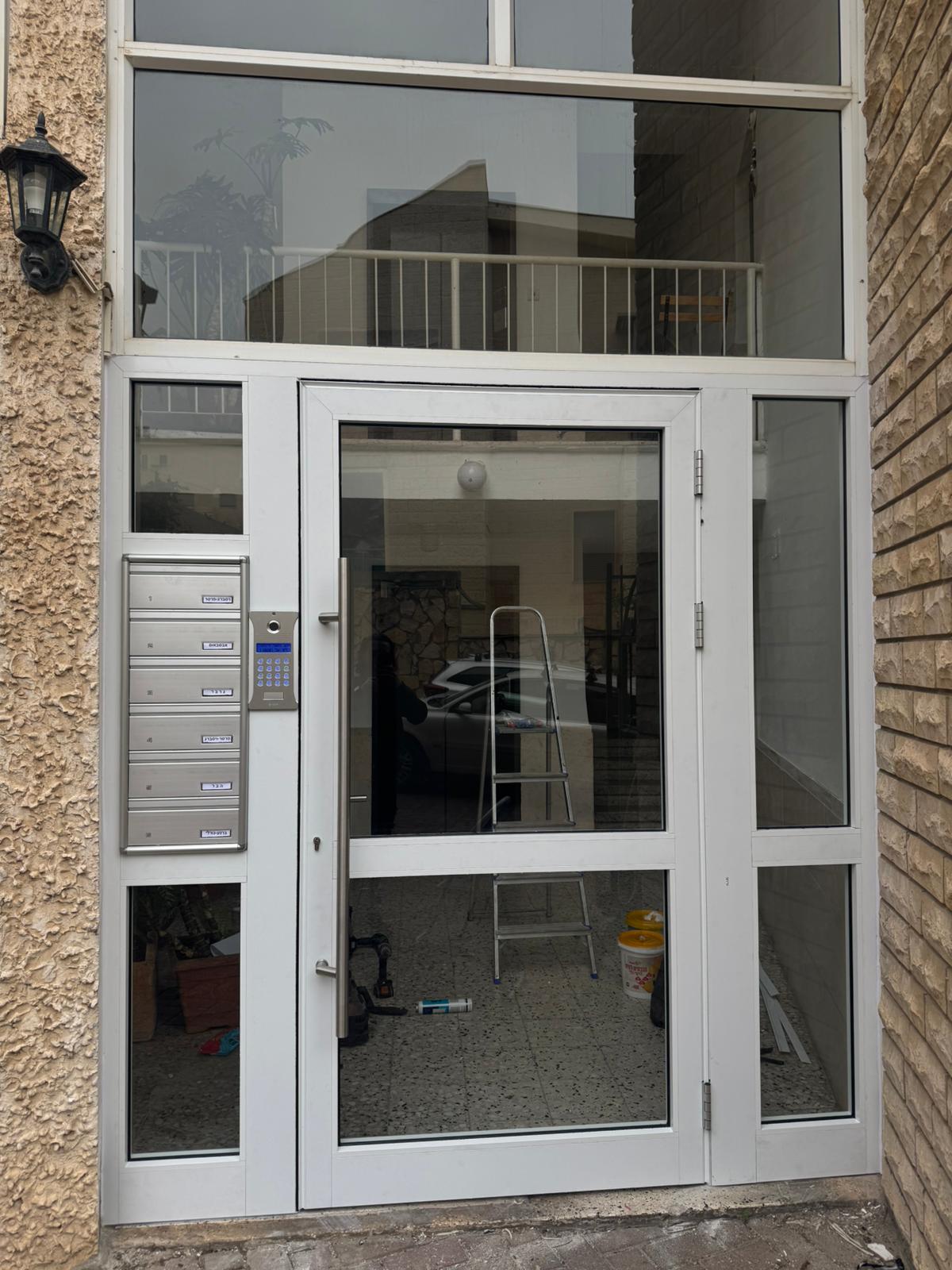 דלת מעוצבת מודרנית